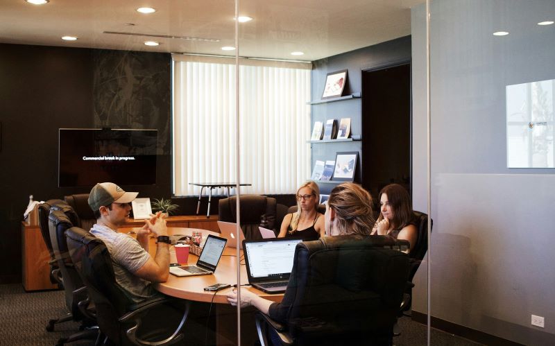 Bild von einem Meeting junger Geschäftsleute, die angeregt diskutieren